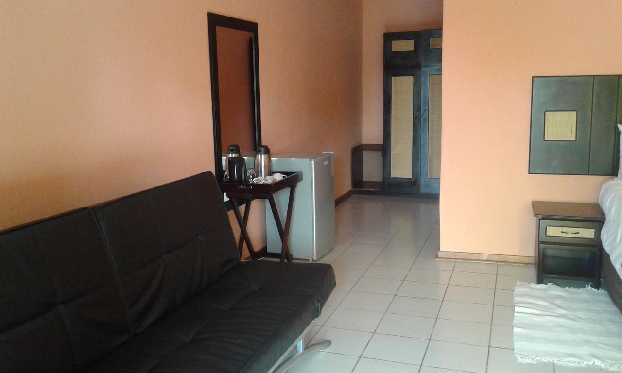 Larissa Hotel Maun Esterno foto