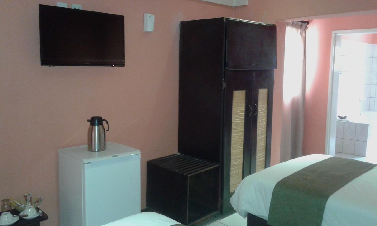 Larissa Hotel Maun Esterno foto