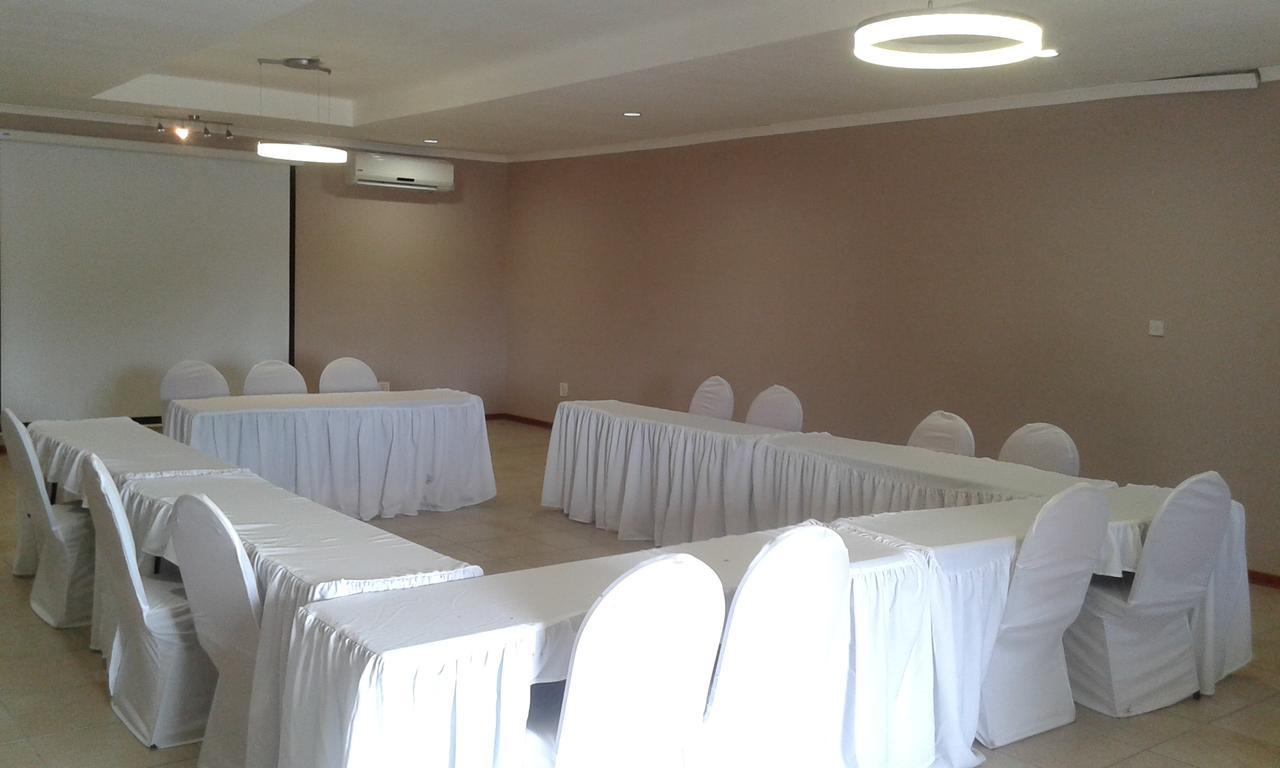 Larissa Hotel Maun Esterno foto